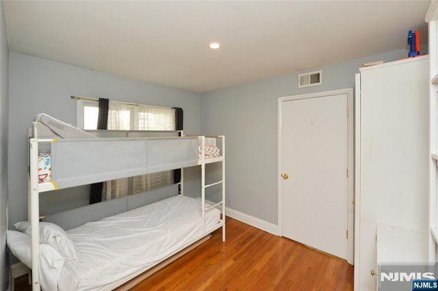 5 Beekman Place, Glen Rock, NJ 07452