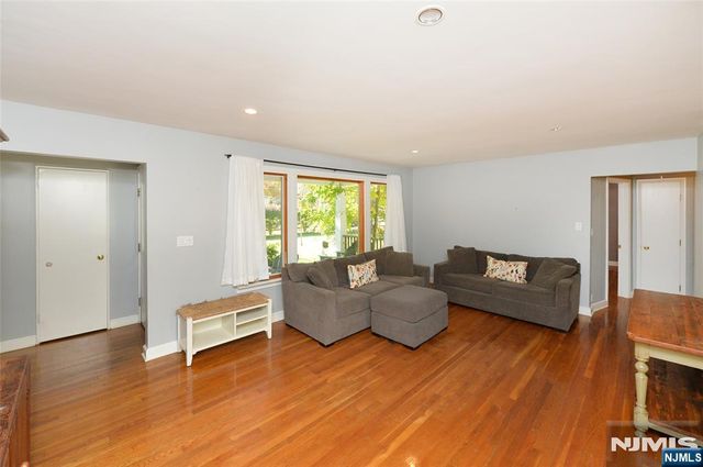 5 Beekman Place, Glen Rock, NJ 07452