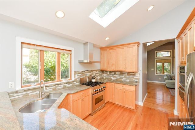 5 Beekman Place, Glen Rock, NJ 07452