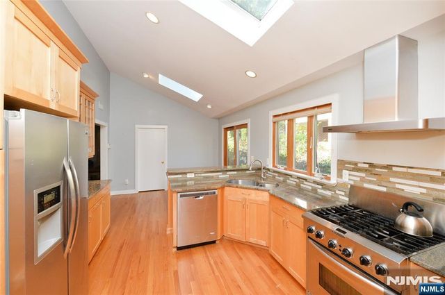 5 Beekman Place, Glen Rock, NJ 07452