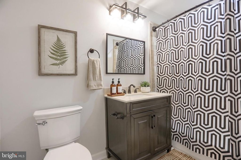 Image 9 of property listing at 244 N ROSE ST, Baltimore, MD 21224