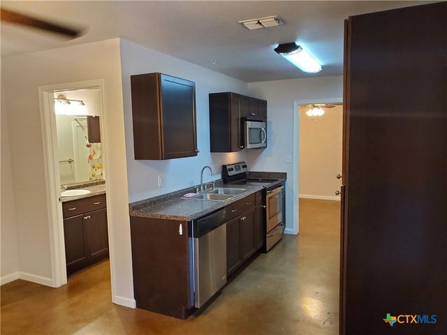 1037 W Court Street B, Seguin, TX 78155