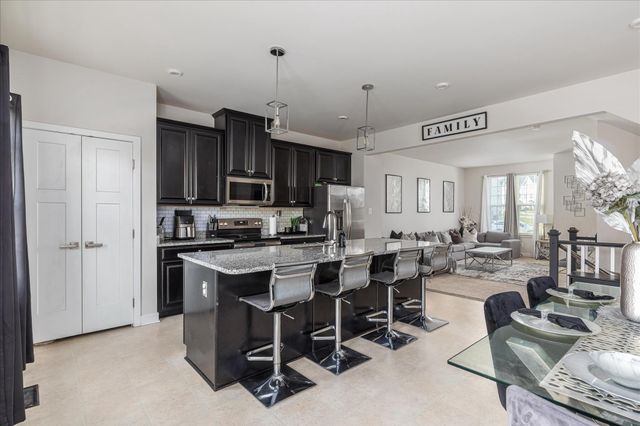 195 ONTARIO DR, Falling Waters, WV 25419