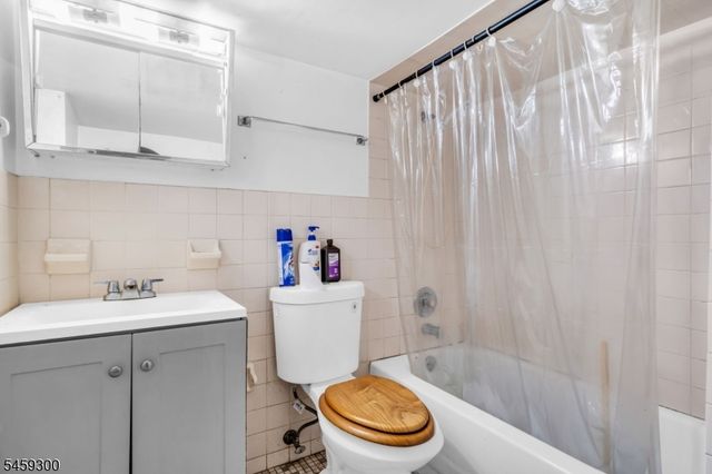 927 Meredith Ave, Elizabeth City, NJ 07202
