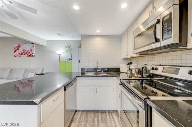 1016 Willow Tree Drive B, Las Vegas, NV 89128