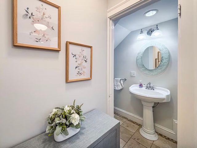 65-67 Saint James Cir 1, Newton, MA 02458