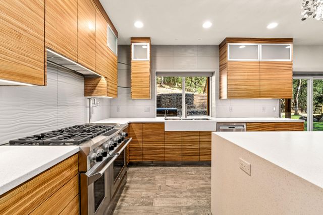 182 Wards Creek Road, Rogue River, OR 97537