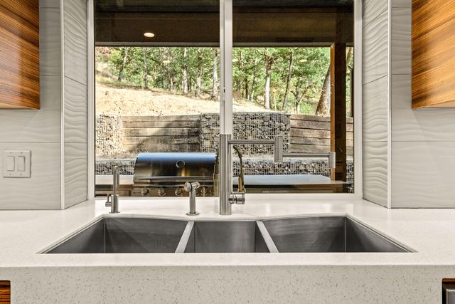 182 Wards Creek Road, Rogue River, OR 97537