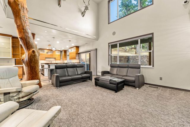 182 Wards Creek Road, Rogue River, OR 97537