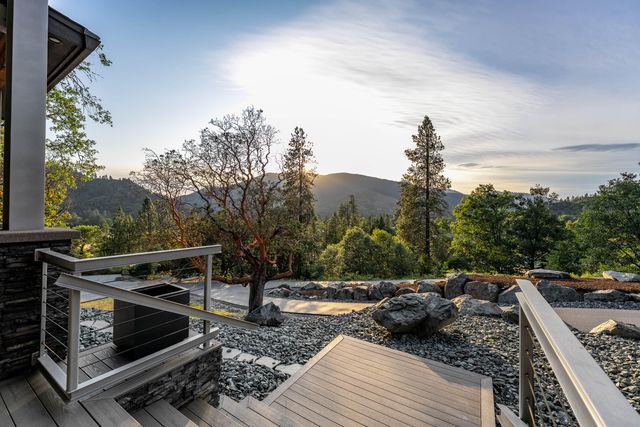 182 Wards Creek Road, Rogue River, OR 97537