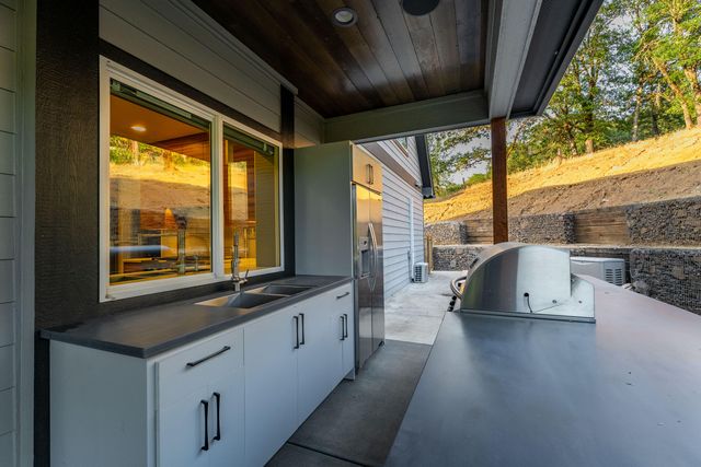 182 Wards Creek Road, Rogue River, OR 97537