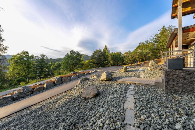 182 Wards Creek Road, Rogue River, OR 97537