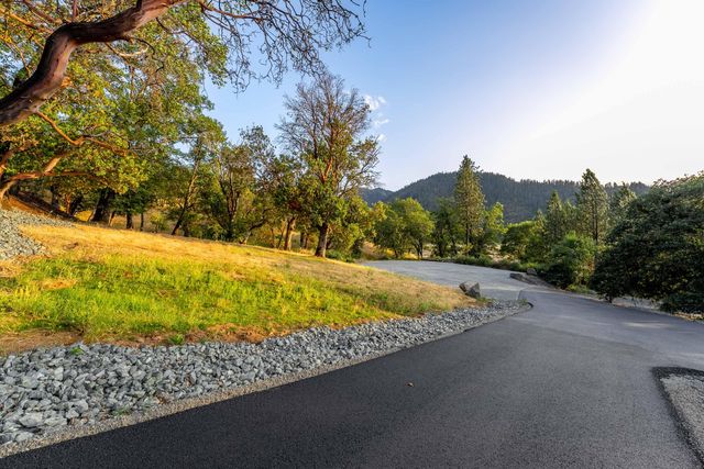 182 Wards Creek Road, Rogue River, OR 97537