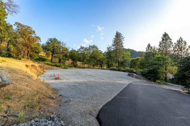 182 Wards Creek Road, Rogue River, OR 97537