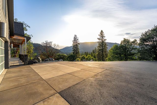 182 Wards Creek Road, Rogue River, OR 97537