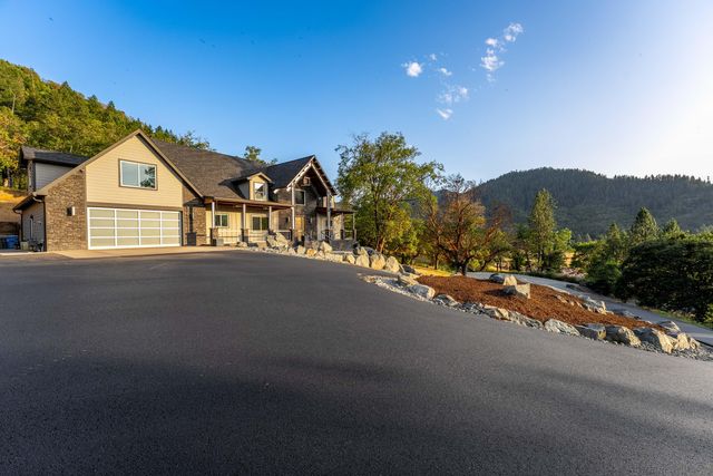 182 Wards Creek Road, Rogue River, OR 97537