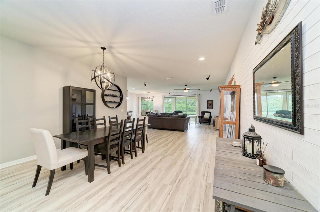 Image 7 of property listing at 10223 57TH COURT E, Parrish, FL 34219