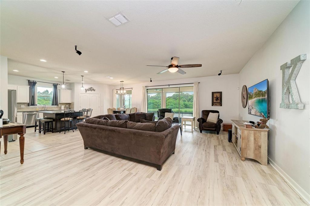 Image 9 of property listing at 10223 57TH COURT E, Parrish, FL 34219