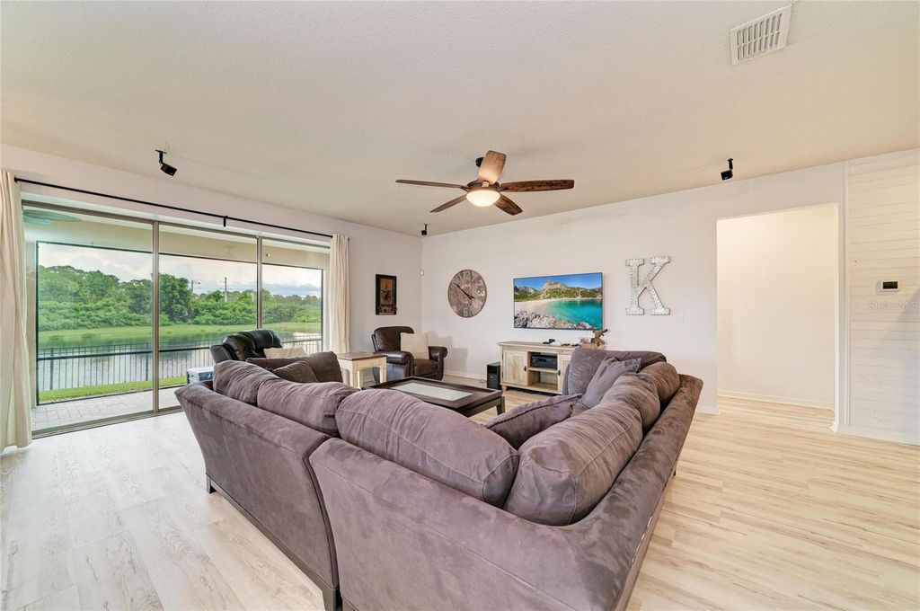 Image 10 of property listing at 10223 57TH COURT E, Parrish, FL 34219