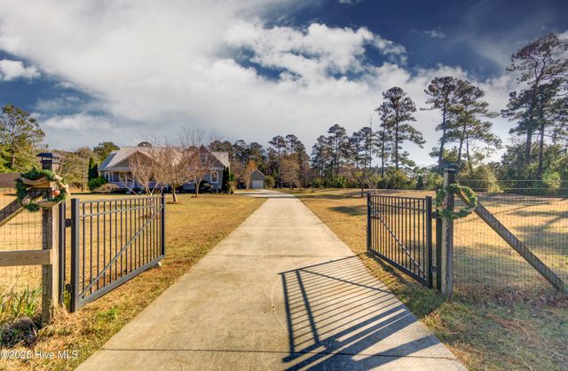 102 Plantation Drive, Swansboro, NC 28584