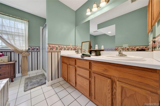 5 Waterford Circle, Washingtonville, NY 10992
