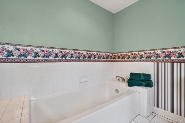 5 Waterford Circle, Washingtonville, NY 10992