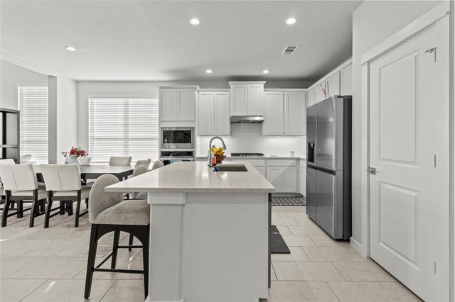 11802 Champions Forest Drive, Mont Belvieu, TX 77535