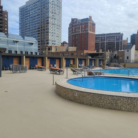 655 W IRVING PARK Road 903, Chicago, IL 60613