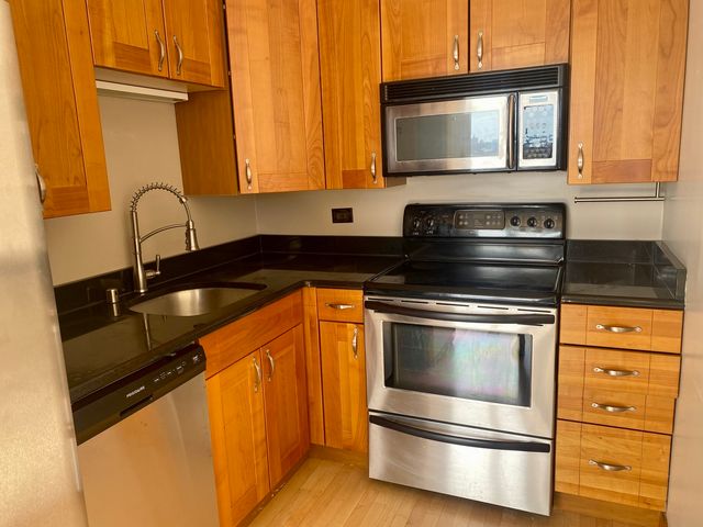 655 W IRVING PARK Road 903, Chicago, IL 60613