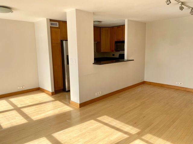 655 W IRVING PARK Road 903, Chicago, IL 60613