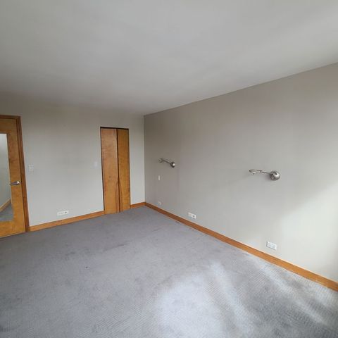 655 W IRVING PARK Road 903, Chicago, IL 60613