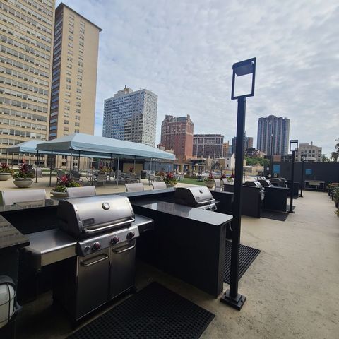 655 W IRVING PARK Road 903, Chicago, IL 60613