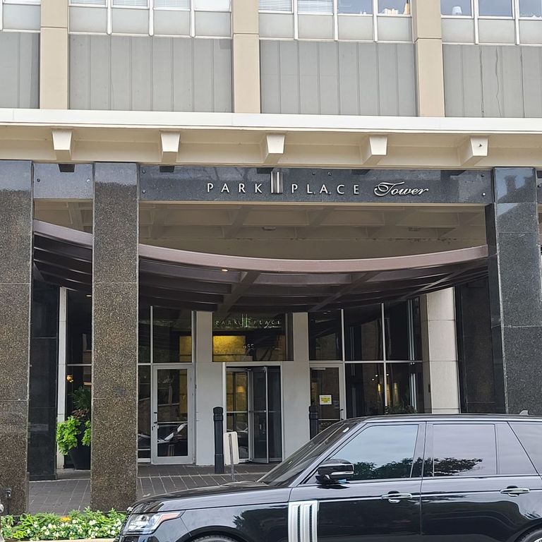 655 W IRVING PARK Road 903, Chicago, IL 60613