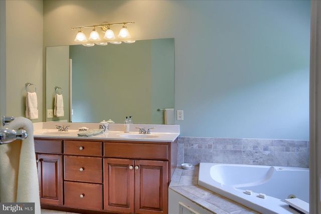 37 OLD COACH LN, Carlisle, PA 17013
