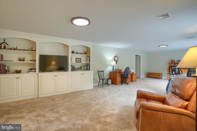 37 OLD COACH LN, Carlisle, PA 17013