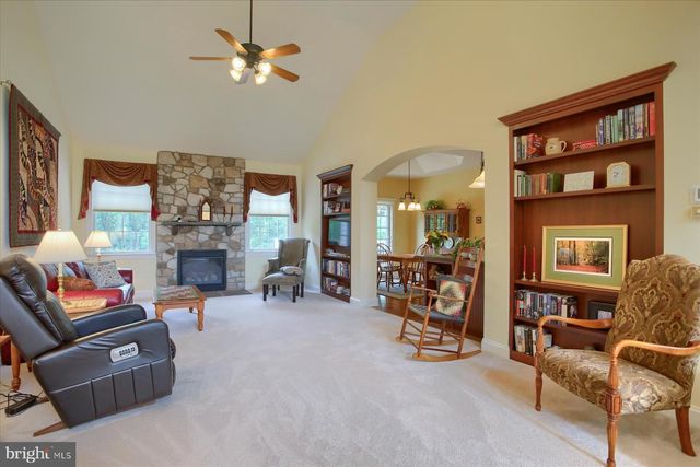 37 OLD COACH LN, Carlisle, PA 17013