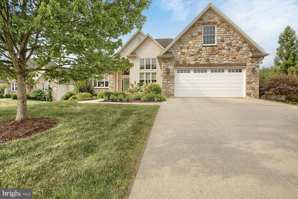 37 OLD COACH LN, Carlisle, PA 17013