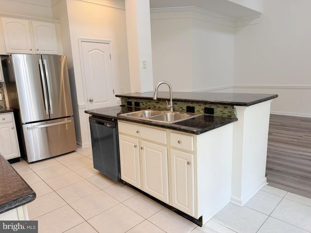 1 FREEPORT LN, Berlin, MD 21811