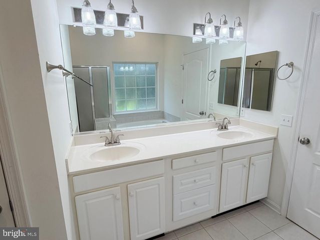 1 FREEPORT LN, Berlin, MD 21811
