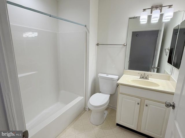 1 FREEPORT LN, Berlin, MD 21811