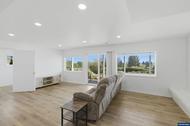 3337 13th St SE, Salem, OR 97302