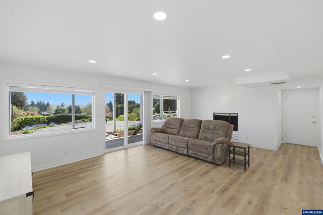 3337 13th St SE, Salem, OR 97302