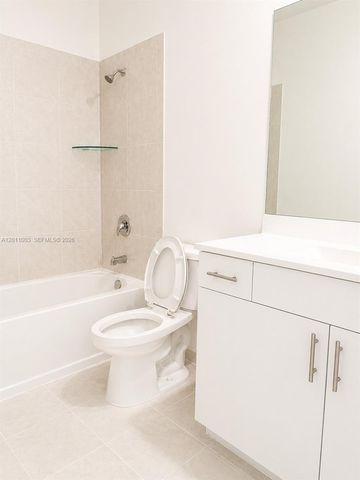 925 NE 211th St 925, Miami, FL 33179