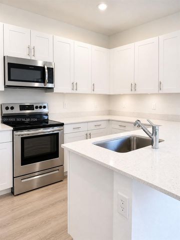 925 NE 211th St 925, Miami, FL 33179