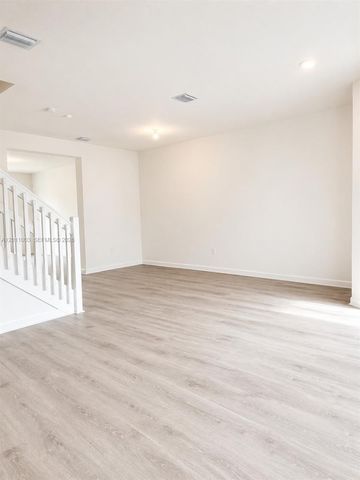 925 NE 211th St 925, Miami, FL 33179