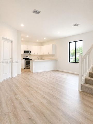 925 NE 211th St 925, Miami, FL 33179