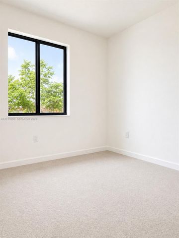 925 NE 211th St 925, Miami, FL 33179