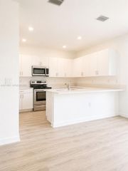 925 NE 211th St 925, Miami, FL 33179