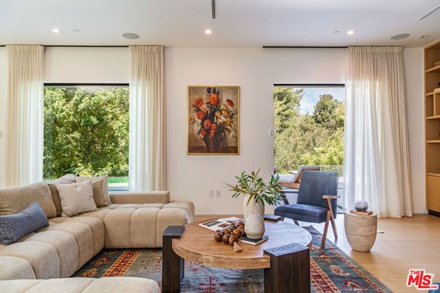 3802 Hollyline Avenue, Los Angeles, CA 91423