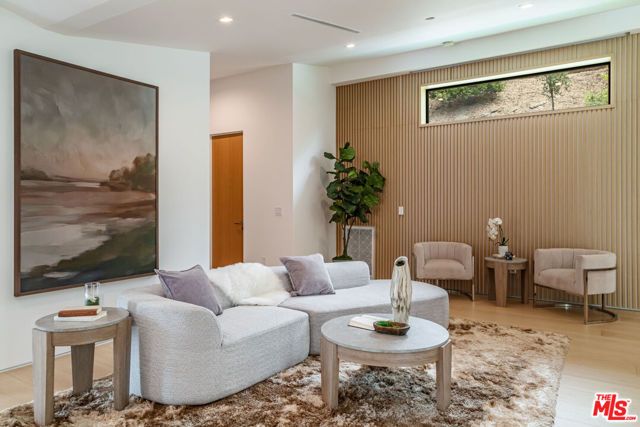 3802 Hollyline Avenue, Los Angeles, CA 91423